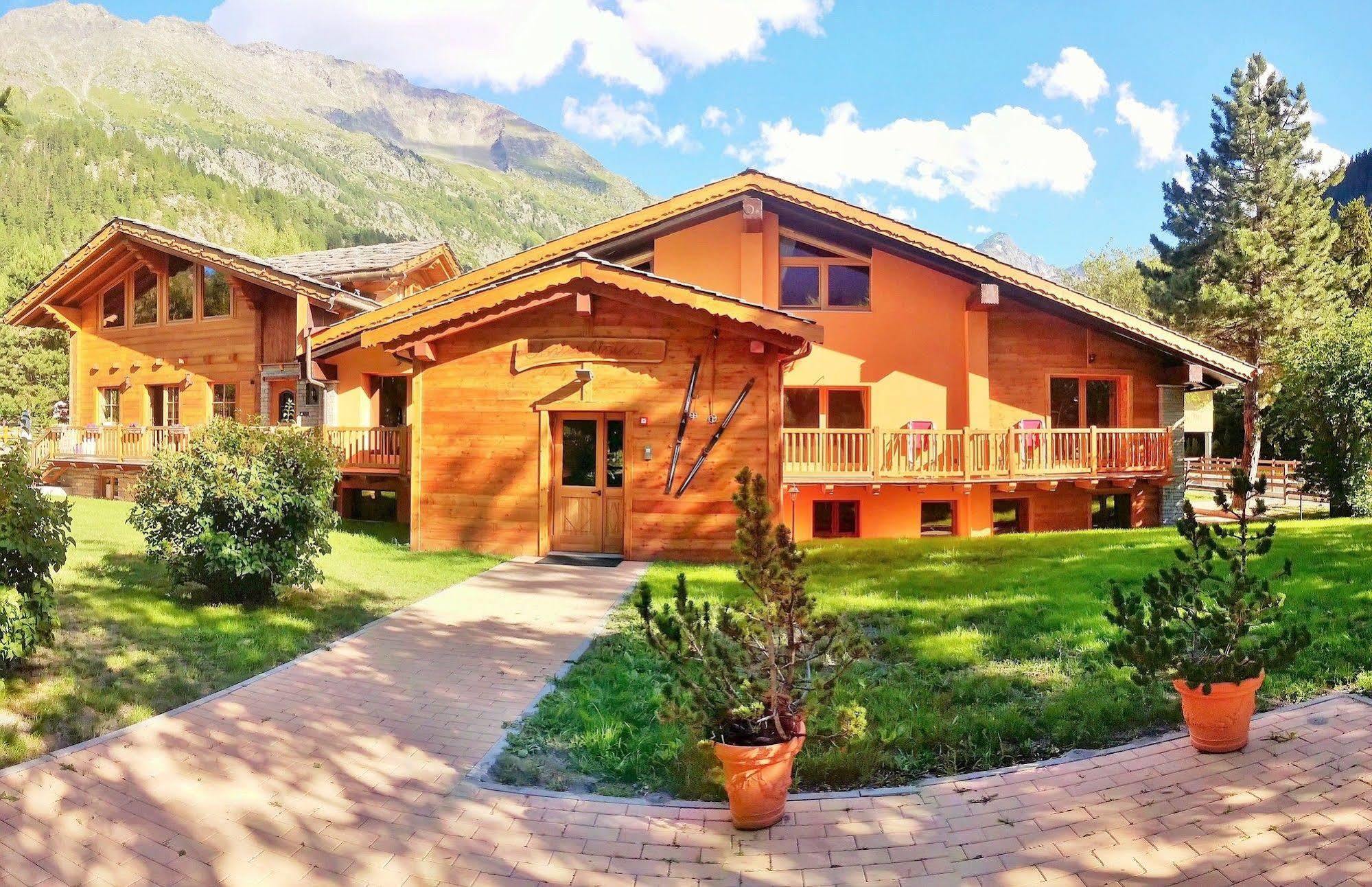 Chalet Alpina Hotel & Apartments La Thuile Eksteriør bilde